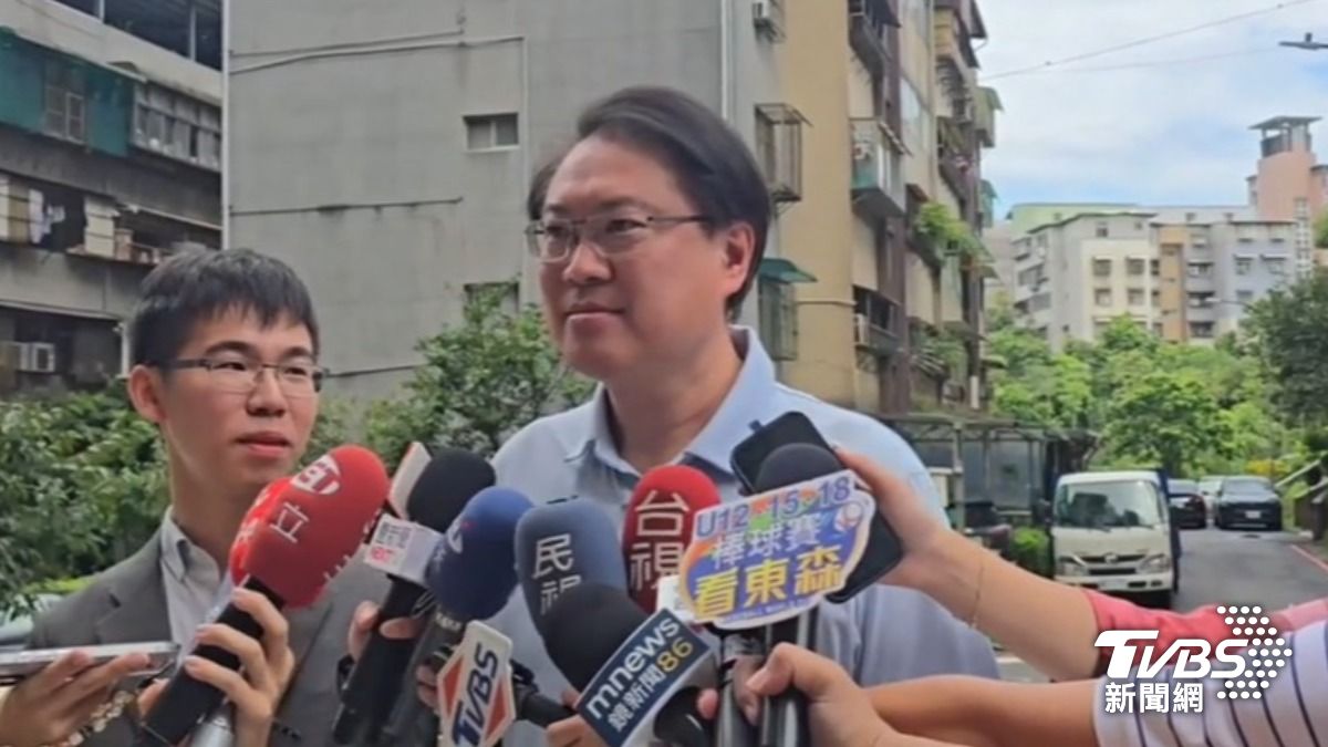 民進黨今天(28日)一改過去切割民團的態度，民進黨秘書長林右昌宣布請辭。（圖／TVBS）