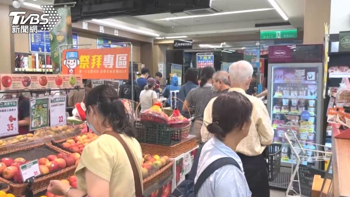 嘉義縣、台南市、高雄市、屏東市宣布7/29停止上班上課，超市出現「搶菜潮」。（圖／TVBS）