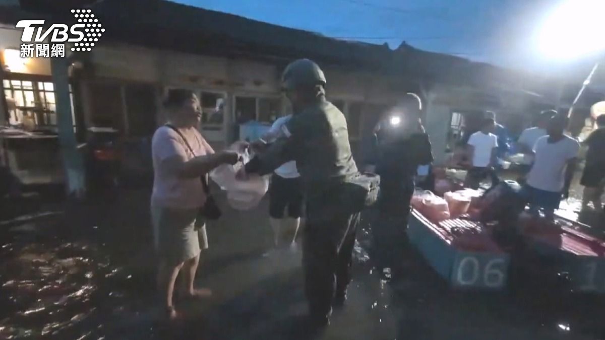 嘉義朴子入夜積水仍然到膝蓋高,國軍協助公所分送物資便當。(圖/TVBS)