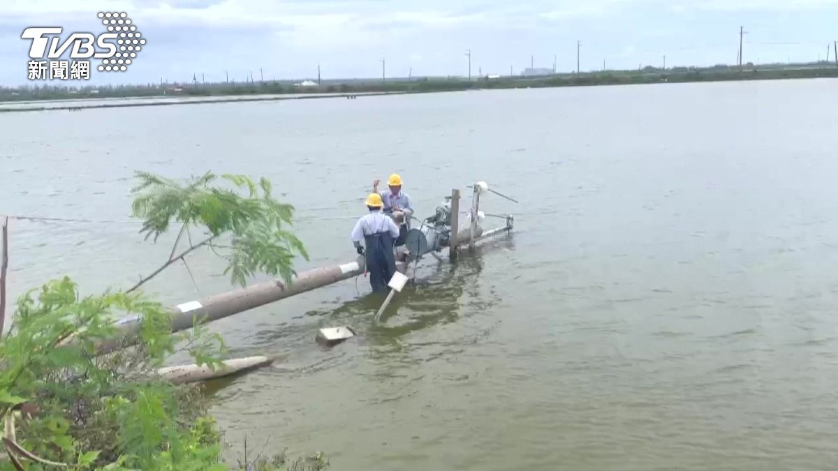 避免停電惡夢,台電人員在台南安南區將傾斜電桿扶正。(圖/TVBS)
