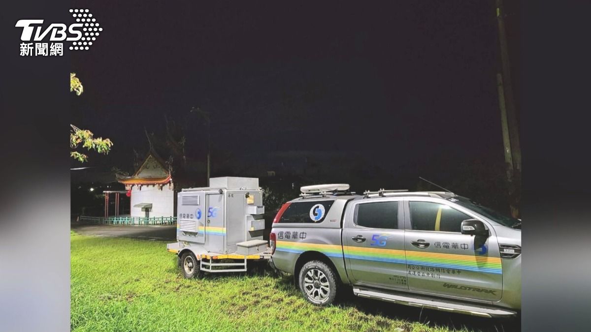 為了確保居民網路暢通,三大電信的行動基地車入夜後已進駐台南白河、後壁區公所。(圖/立法委員賴惠員臉書)