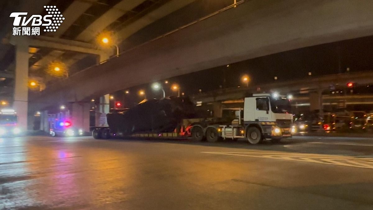 我國採購的第二批美製M1A2T戰車28日凌晨抵台。（圖／TVBS）