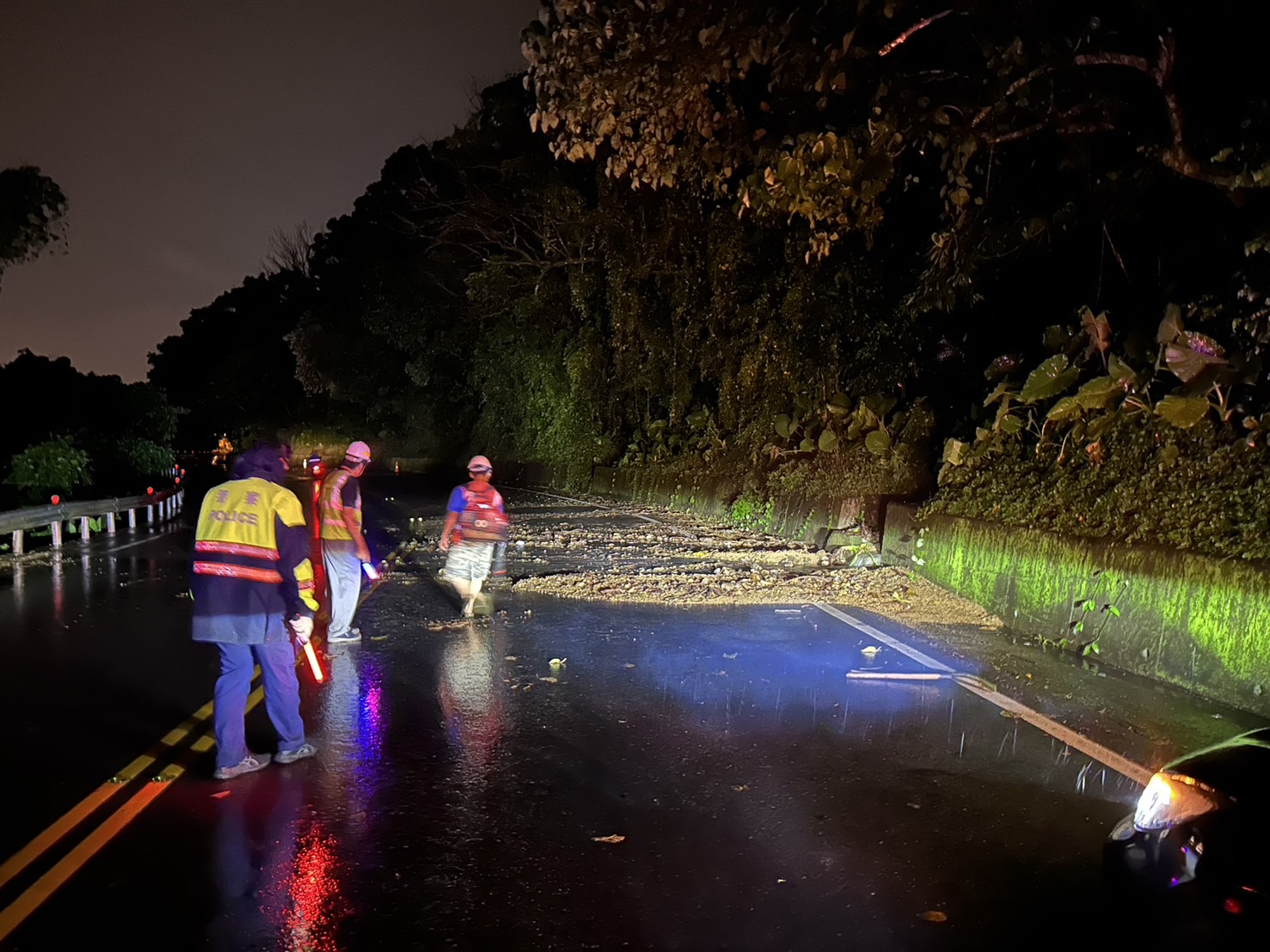 受到低壓帶影響,宜蘭縣頭城鎮27日晚間下起大雨,造成北宜公路68公里處邊坡土石崩落。(圖/中央社)