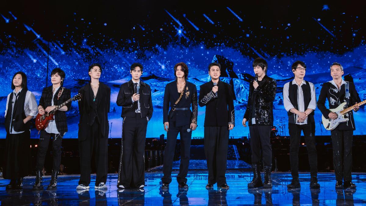 五月天和F4世紀夢幻合體,經典畫面也搬到北京鳥巢。(圖/相信音樂提供)