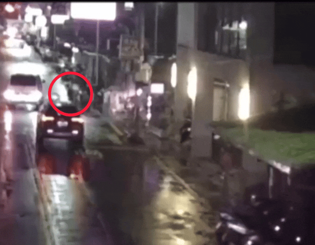 肇事駕駛先緩緩移動至騎樓,再快步逃離現場,將車輛棄置原地。(圖/TVBS)