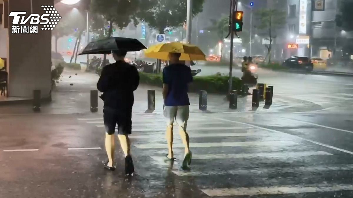 有片/天公伯發威!高雄「大雨+雷電交加」 網:從未看過這麼多閃電