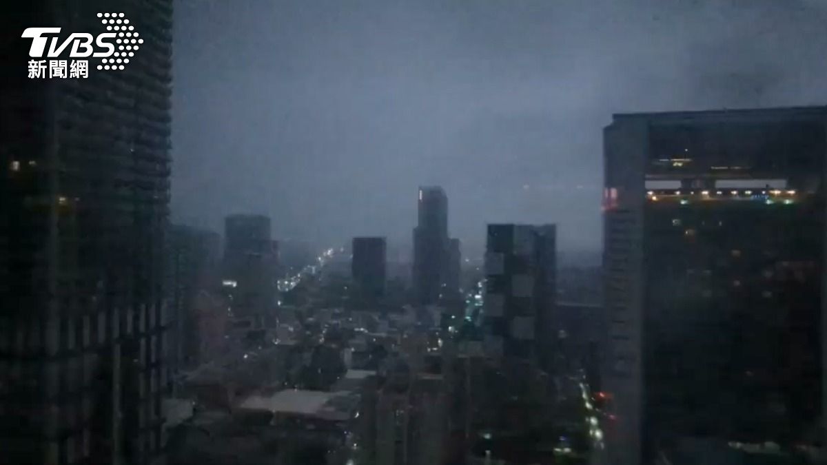 高雄夜空被閃電照亮。（圖／TVBS）
