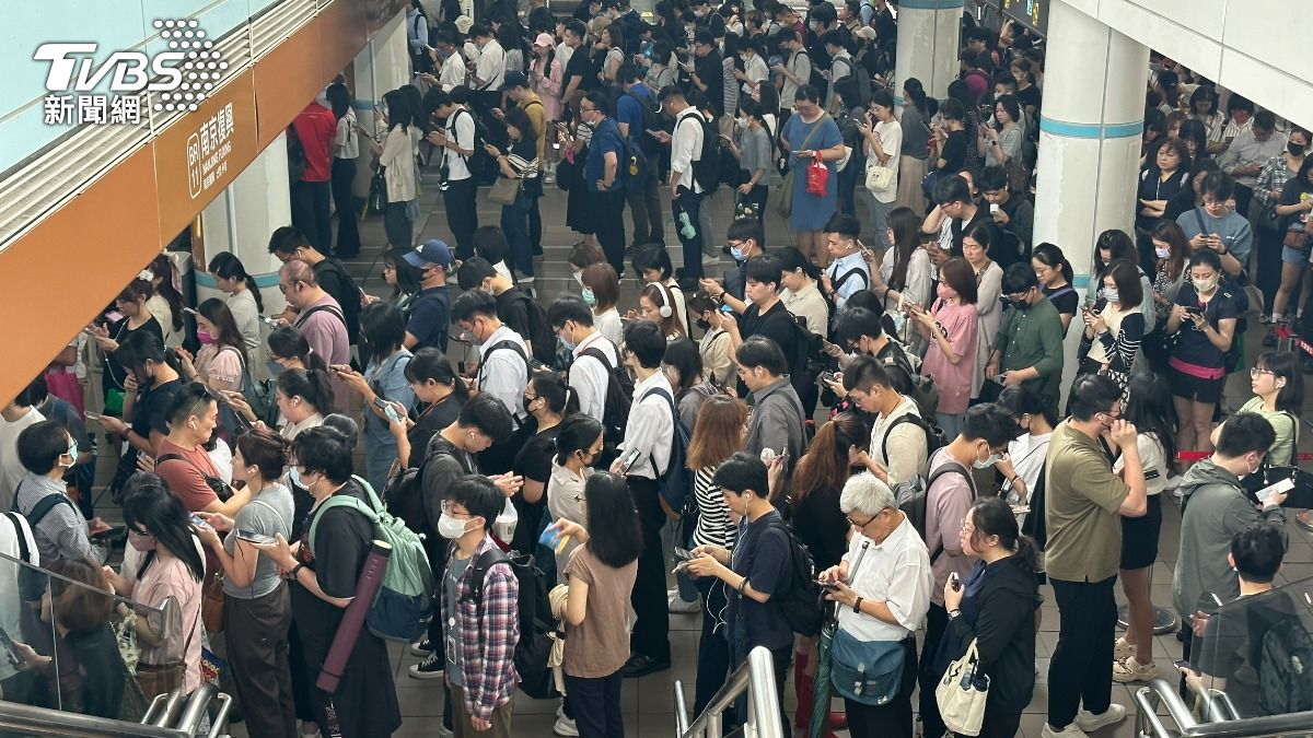 快訊/北捷文湖線塞爆!月台人龍排到手扶梯 「大直-松機」單線運行