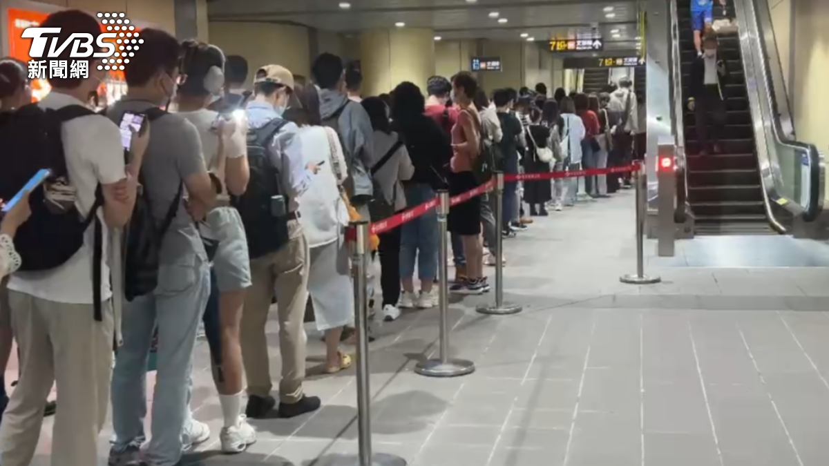快訊/北捷文湖線異常!修好至少30分鐘 工作人員喊「趕時間別上車」