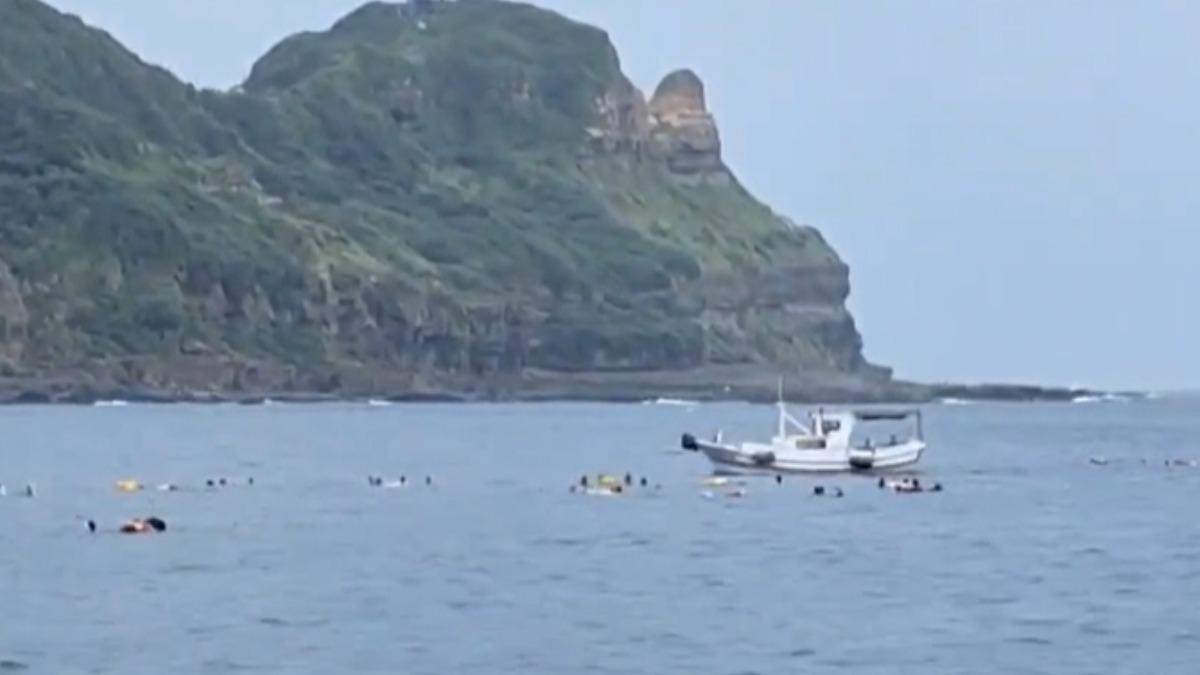 當時一艘漁船不顧潛水客,竟直接開進潛水區域。(圖/張先生提供)