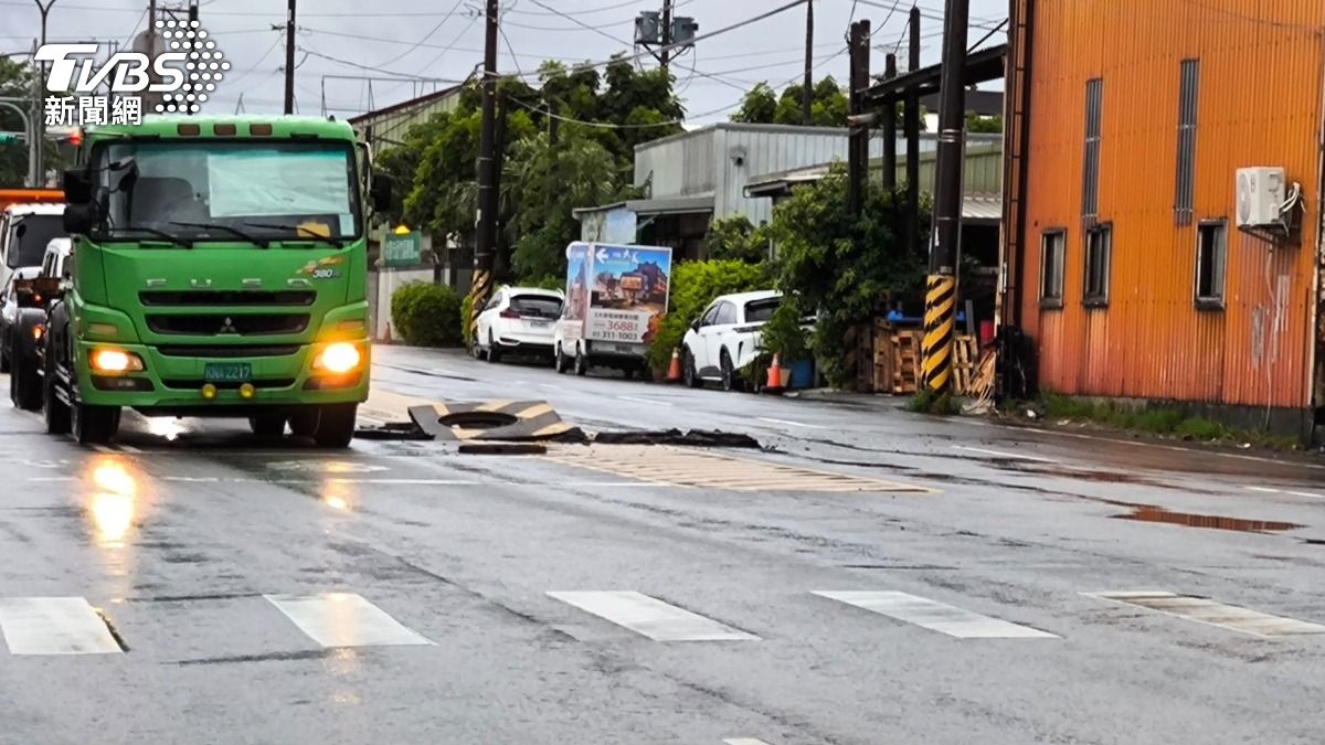 快訊/桃園降大雨 蘆竹富國南竹路三處柏油爆開