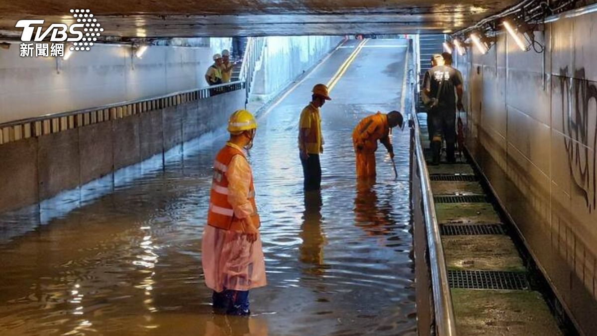 桃園區民族地下道因豪大雨淹水68公分。(圖/TVBS)