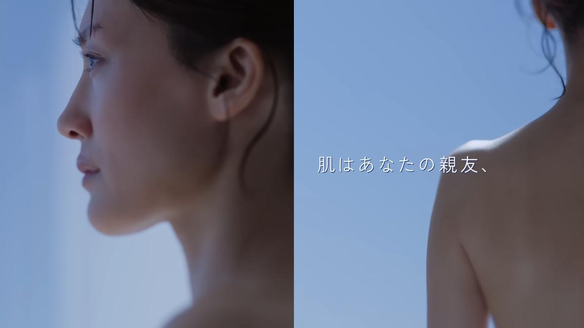 綾瀨遙與平價服飾品牌UNIQLO長期合作,連續數年擔任旗下「LifeWear」系列的代言人。(圖/翻攝自UNIQLO YT)