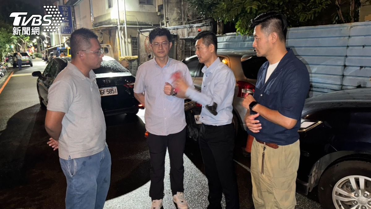 里長報案警方詢問發現過程。(圖/TVBS)