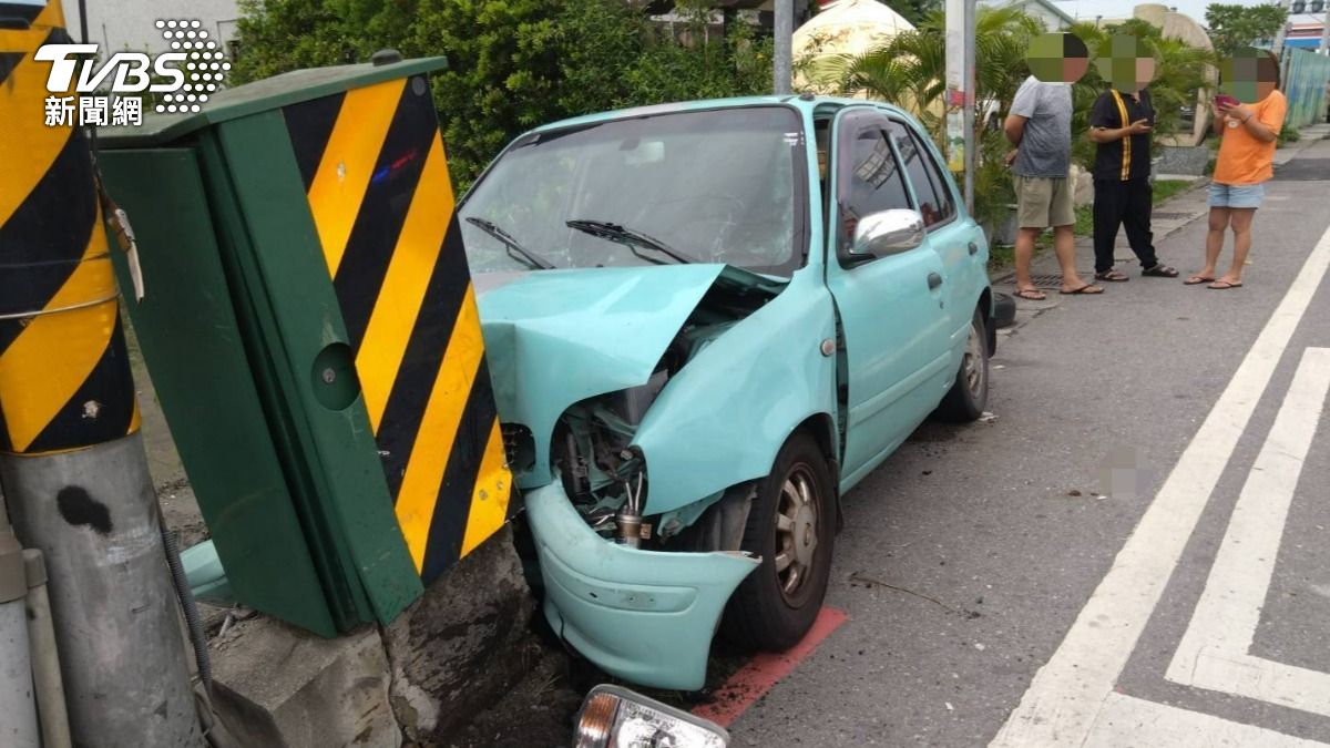 有片/自撞號誌箱!車頭全毀冒白煙 台東7旬嬤「頭濺血」