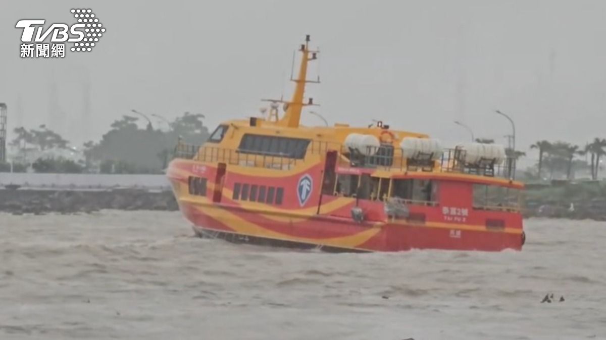 小琉球海象不佳,船班陸續停航。(圖/TVBS)