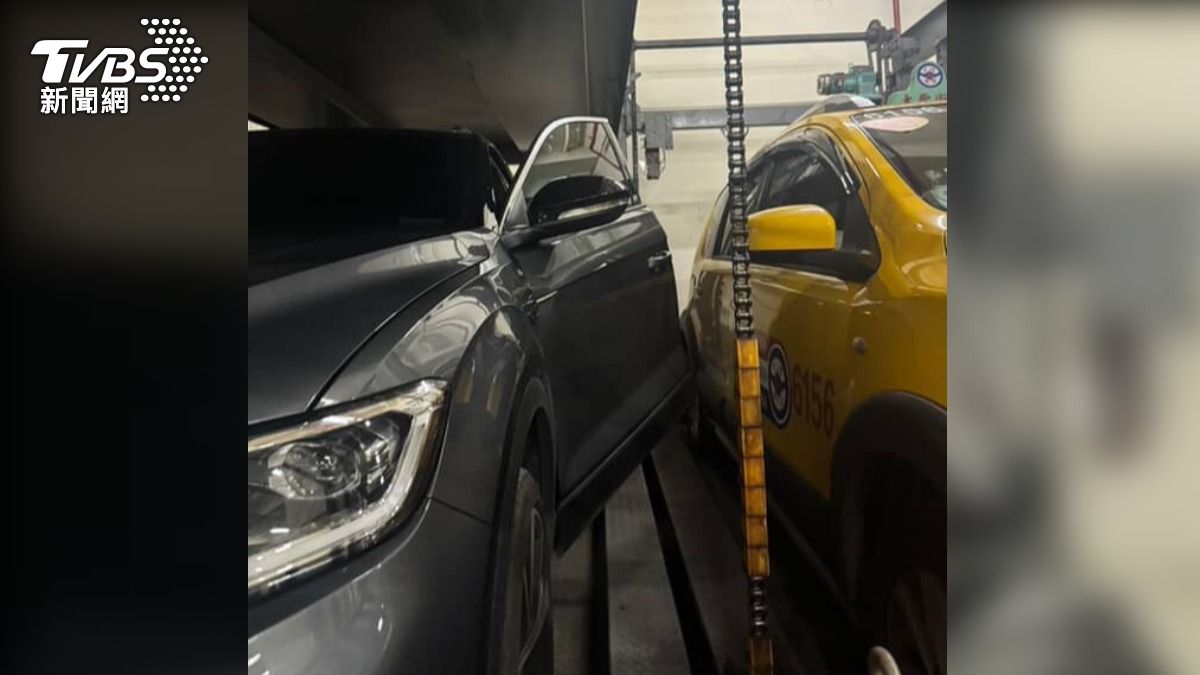 駕駛回到車上拿東西,結果機械車位突然上升導致車門毀損。(圖/TVBS)