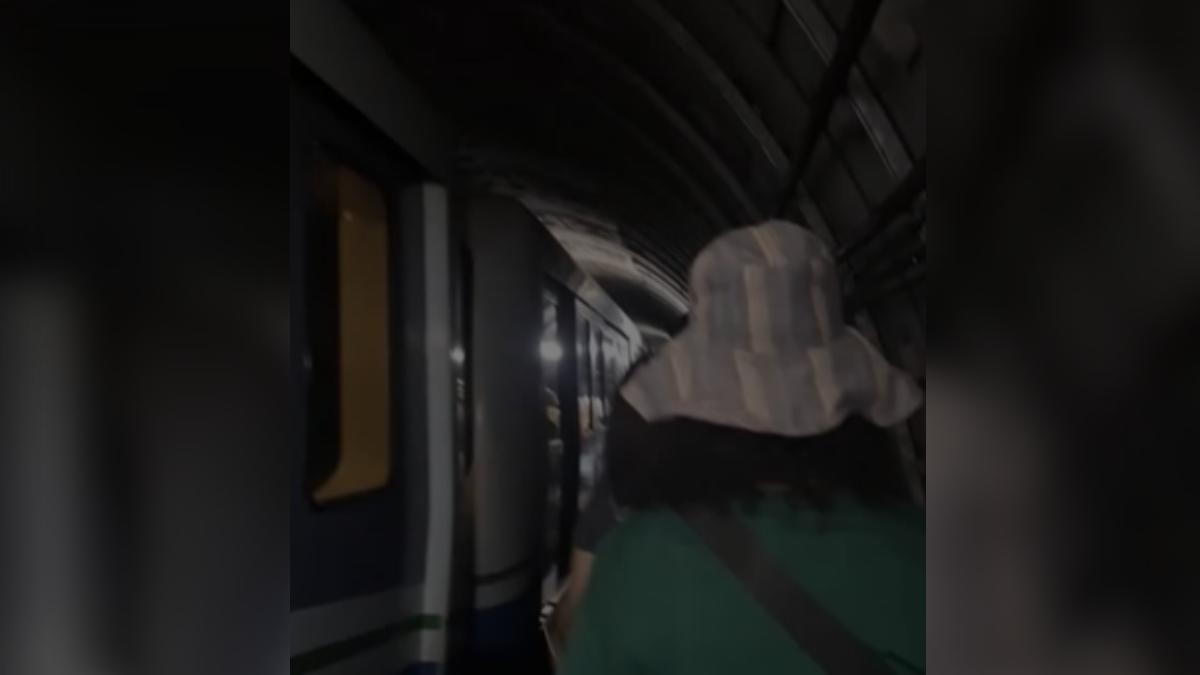 民眾錄下摸黑走捷運隧道畫面，表示是初體驗，也可以作為遲到證明。（圖／lyspc_2312提供）