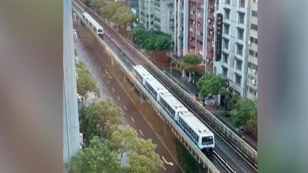 29日北捷文湖線發生異常，附近民眾也拍下「捷運塞車」的罕見畫面。（圖／_izeroi提供）