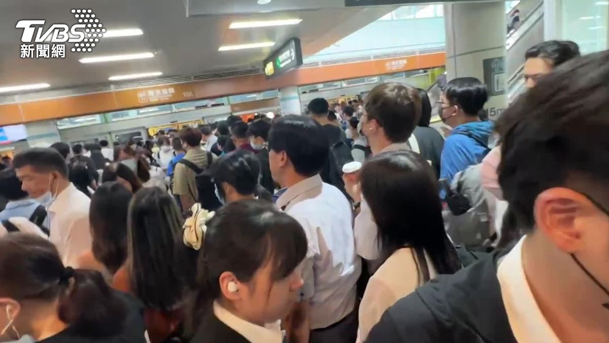 捷運異常，文湖線許多停靠站，月台也遭通勤民眾塞爆。（圖／TVBS）