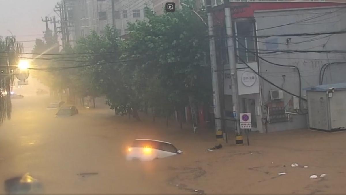 緊鄰北京的河北省阜平縣,馬路已變成河道,汽車滅頂。(圖/CCTV+)