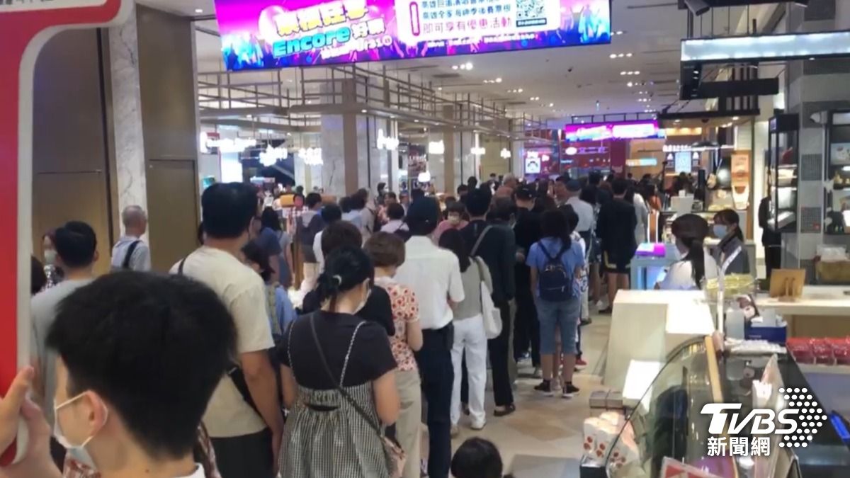 高雄放豪雨假!夢時代、漢神巨蛋正常營業 美食街大排長龍