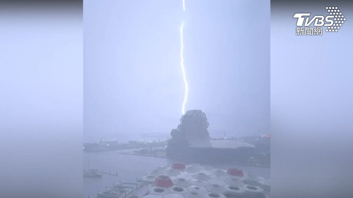 多道閃電劃破高雄夜空,形狀宛如蜘蛛絲從天際蔓延而下。高雄流行音樂中心上空的閃電特別密集,短短一分鐘內,整片天空不斷閃爍 (圖/翻攝 Threads shabux2)
