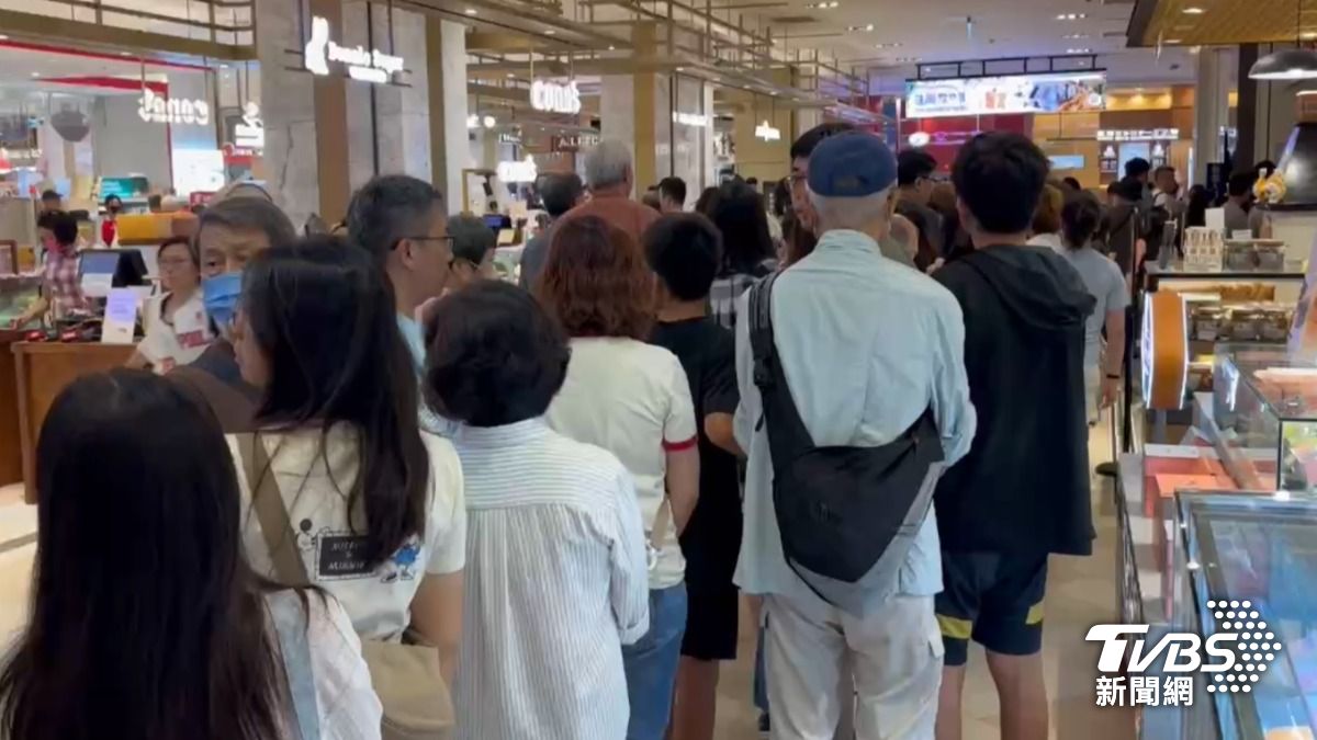 美食街大排長龍。（圖／TVBS）