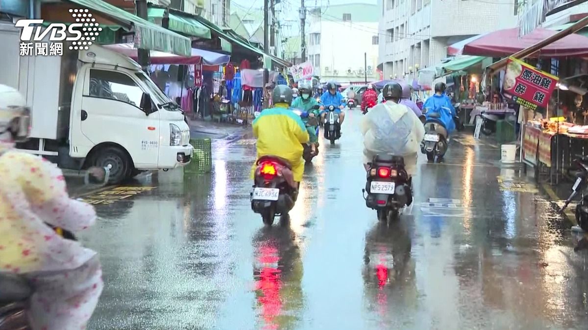 高雄29日停班課，民眾趁雨勢趨緩出門採買。（圖／TVBS）