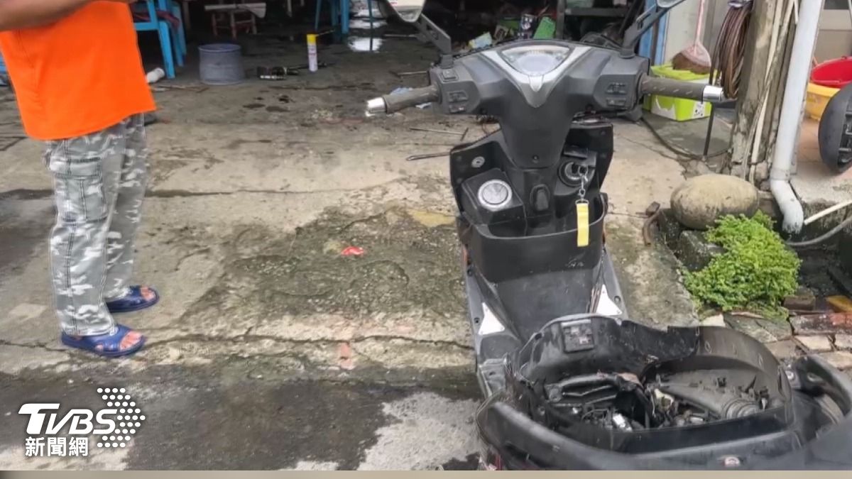 台南後壁區的一家機車行因大雷雨而遭受嚴重淹水,約有8至9台全新機車成為泡水車(圖/TVBS)