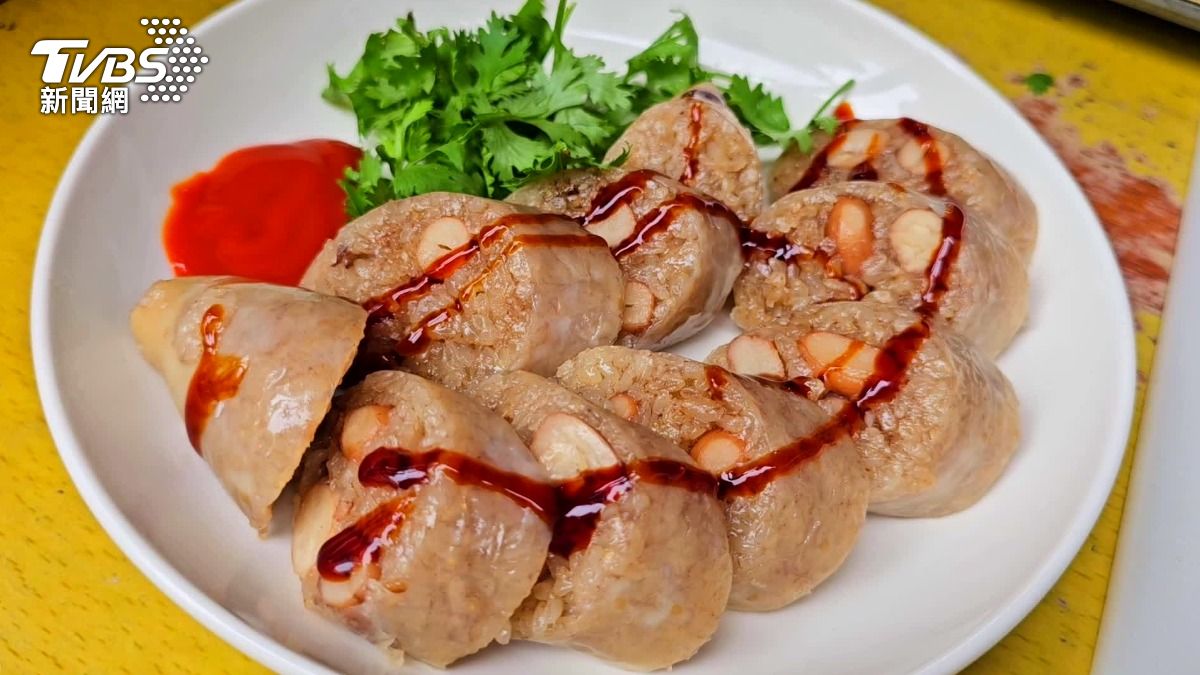 夫妻經營大腸圈攤位30多年,堅持手工製作。(圖/TVBS)