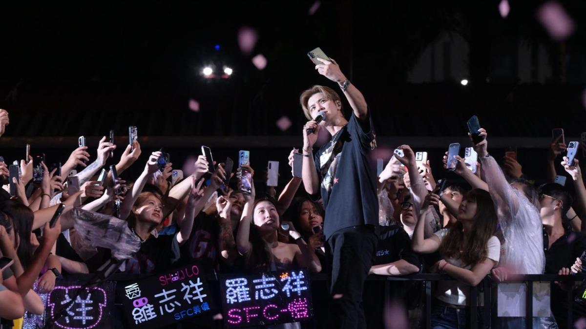 羅志祥和粉絲自拍。(圖/三立提供)