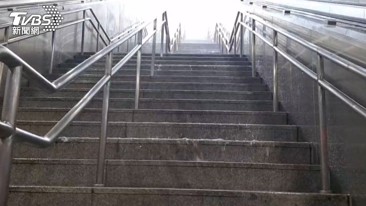 高雄捷運前金站出口的手扶梯,宛如一道小瀑布。(圖/TVBS)