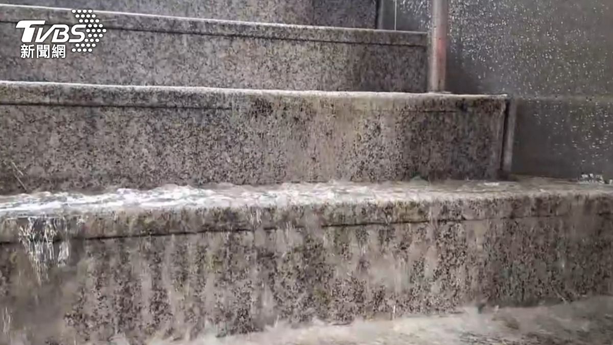致災劇烈豪雨狂炸!高雄捷運出口手扶梯變「小瀑布」畫面曝