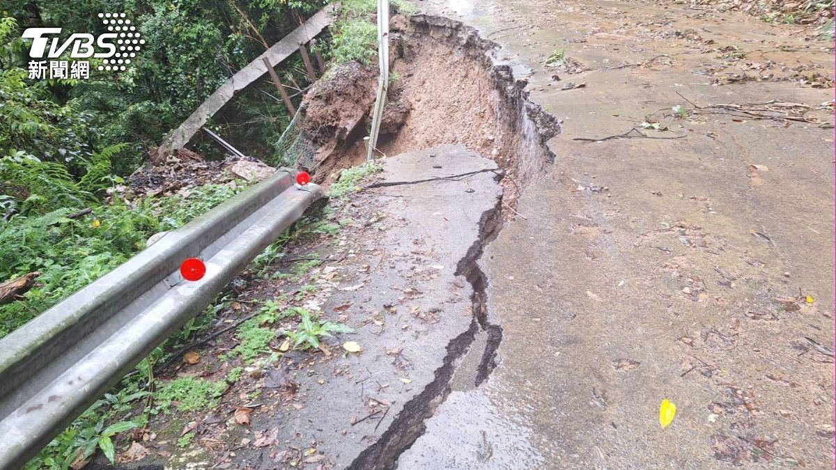 苗栗大雨釀災!苗21線路基坍方裂出大縫 柏油路面滑落邊坡