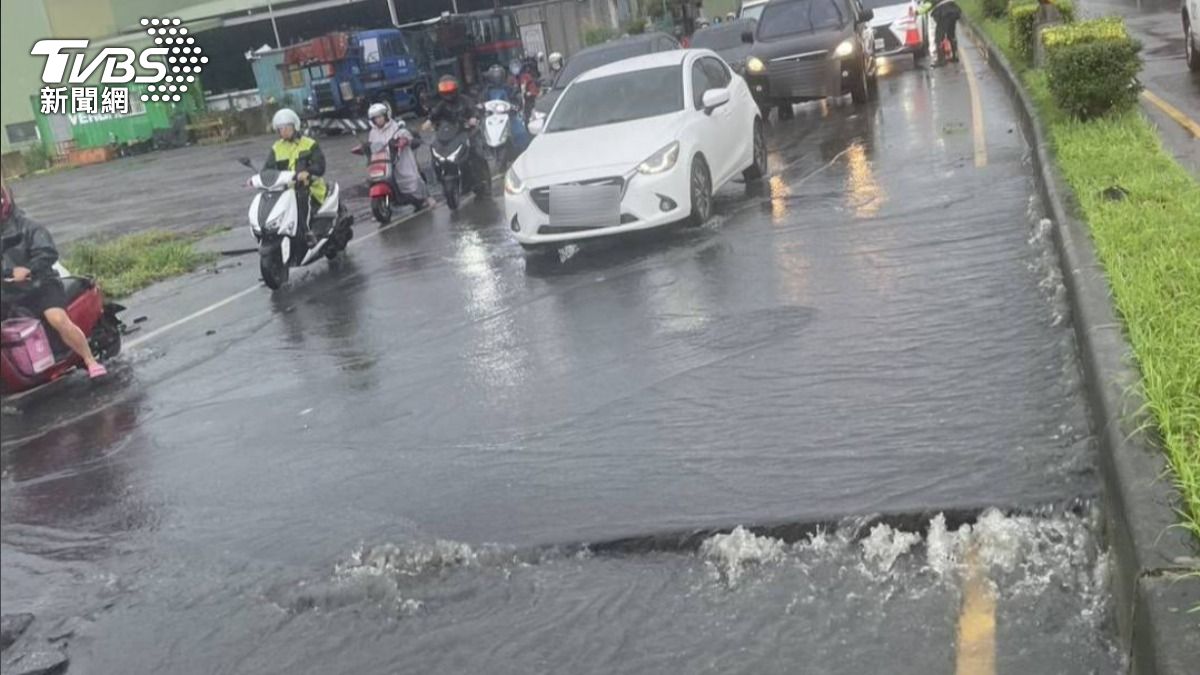 蘆竹區路面柏油路多處積淹水。(圖/TVBS)