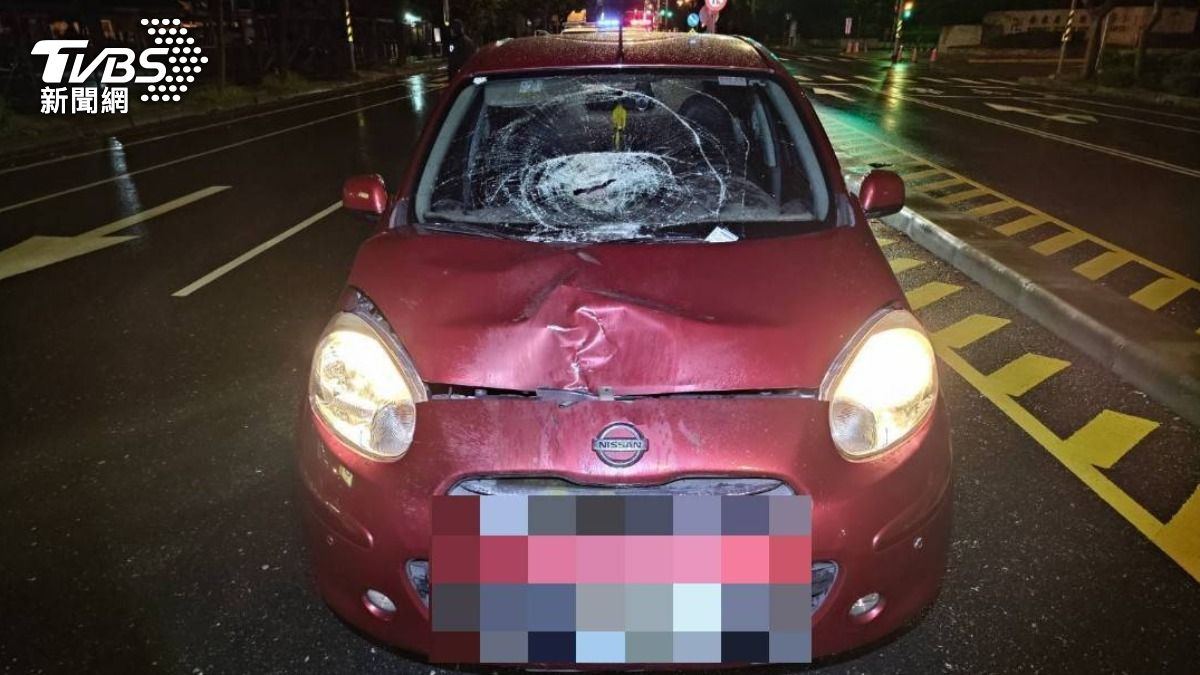 一名駕駛開車撞上過馬路的老翁，擋風玻璃碎裂。（圖／TVBS）