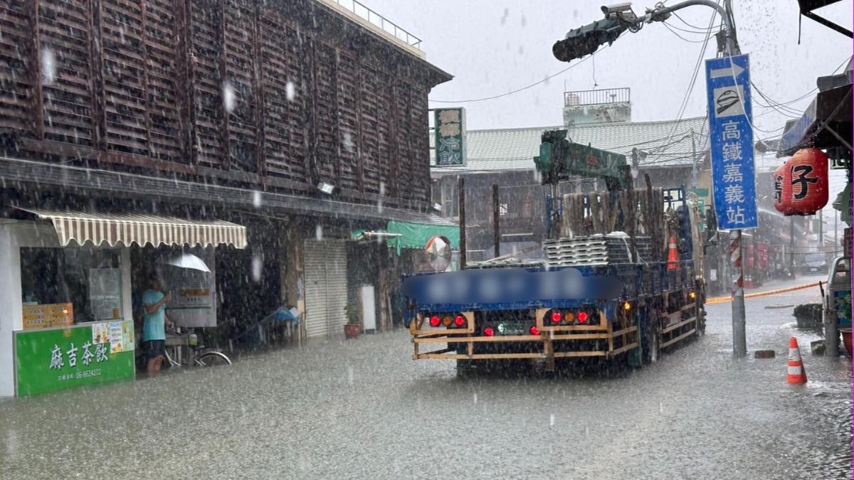 貨車強行駛入，水波衝壞店家玻璃門並造成民眾受傷。（圖／民眾提供）