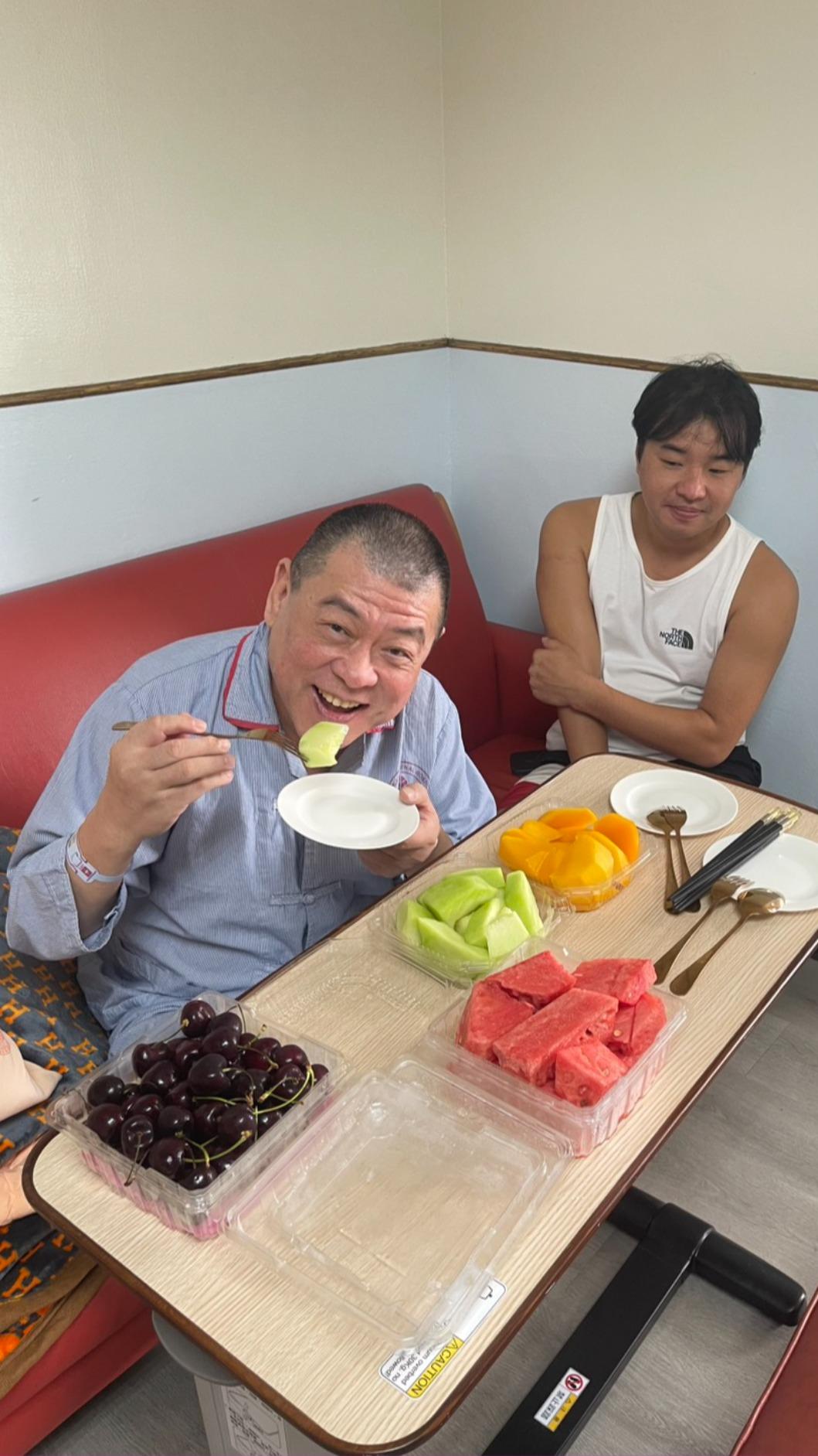 孫德榮日前做完頸椎手術,目前在家休養。(圖/孫德榮提供)
