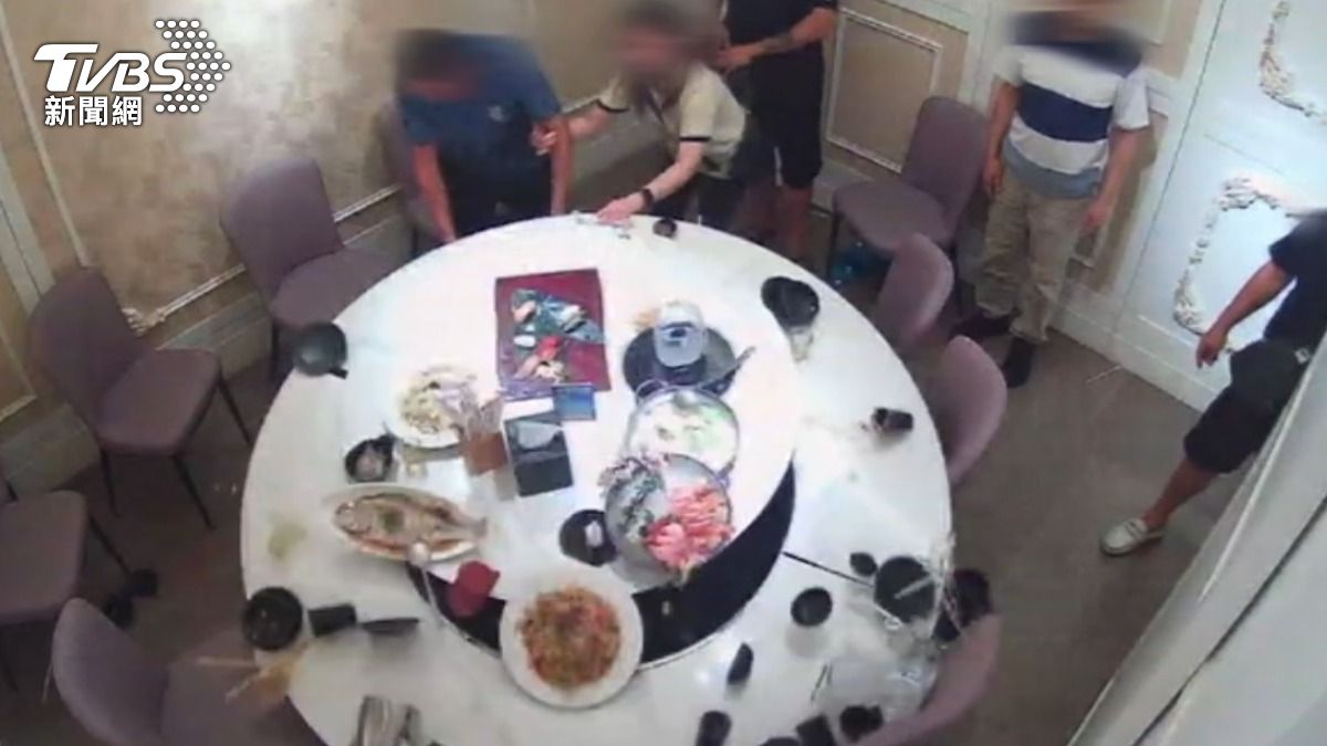 新北市鶯歌知名日式料理店遭客翻桌。（圖／TVBS）