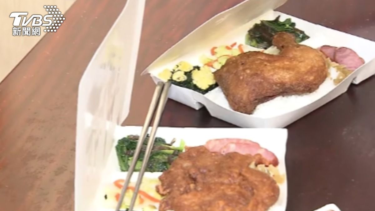 控疑買到「退單便當」 消費者親見「紙盒微波」(圖/TVBS)