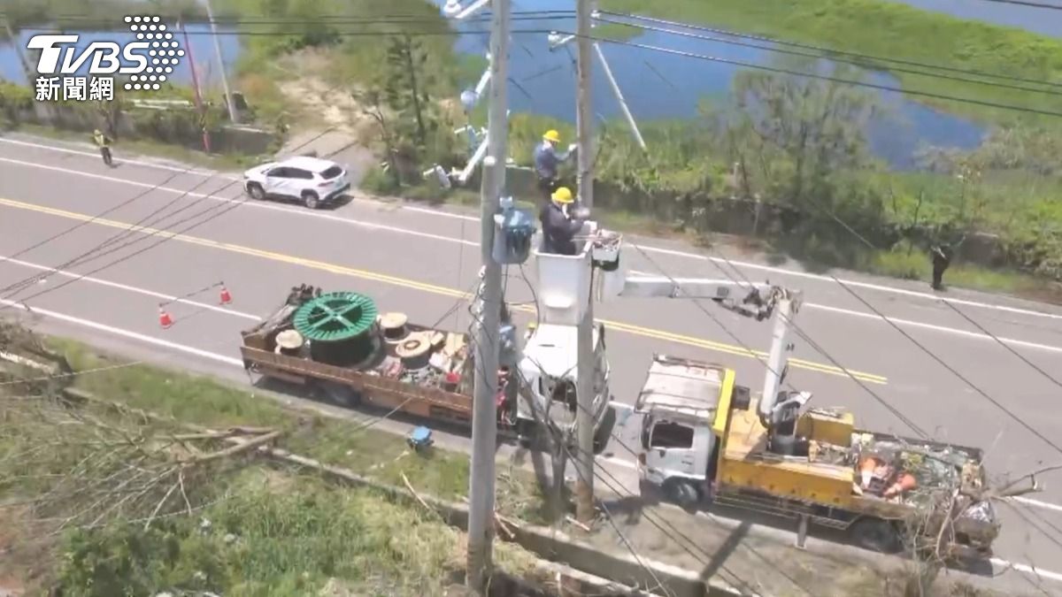 變壓器疑似因雷擊故障，台電人員迅速抵達現場，搭乘升空車進行修復工作。（圖／TVBS）