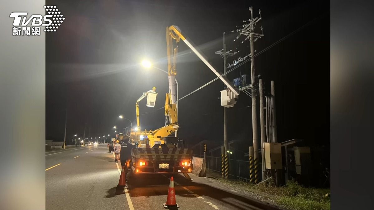 入夜了，還能看到有工程車進駐嘉義災區，進行搶修。（圖／TVBS）