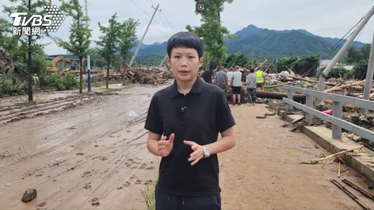 TVBS團隊深入密雲重災區，直擊電線桿倒塌，主要道路坍方。（圖／TVBS）