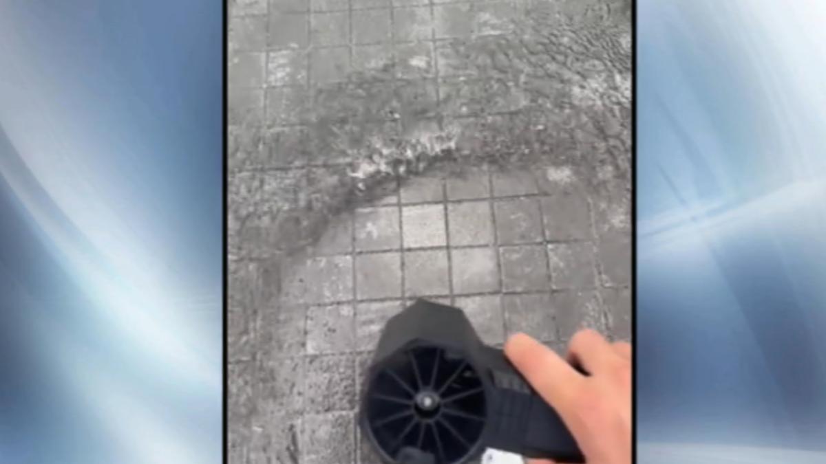 使用家中的除塵機來吹開路面積水。(圖/畫面翻攝蝦皮)
