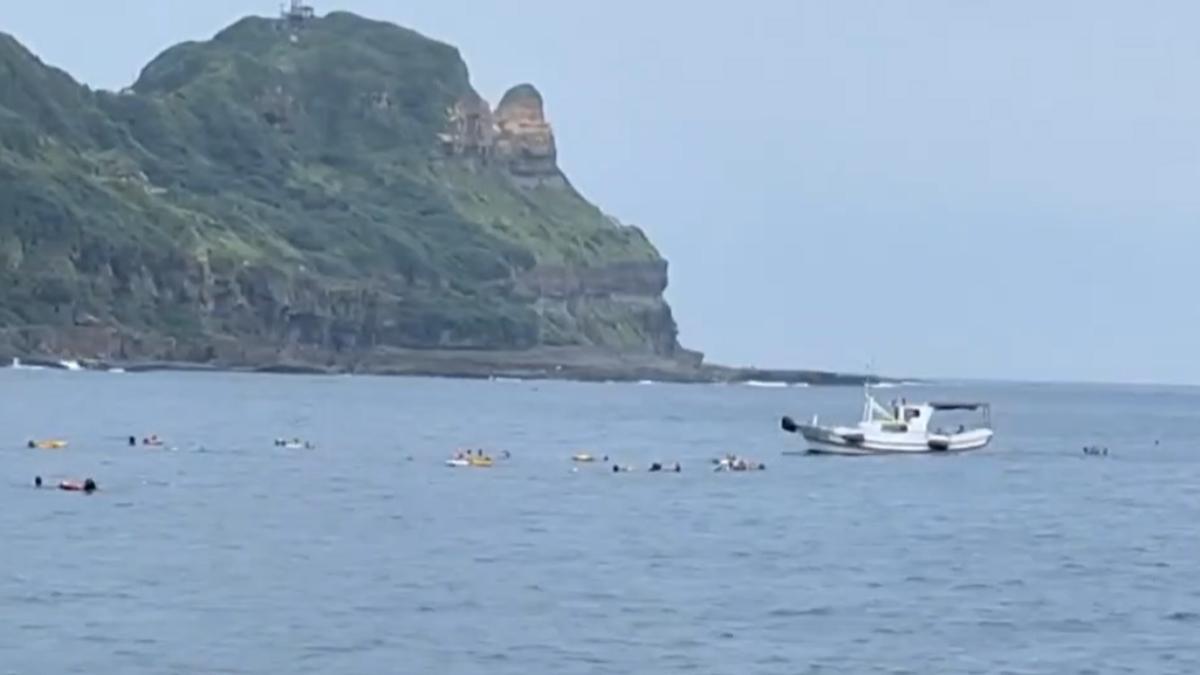 漁船闖潛水區域,差點撞上潛水客。(圖/張先生提供)