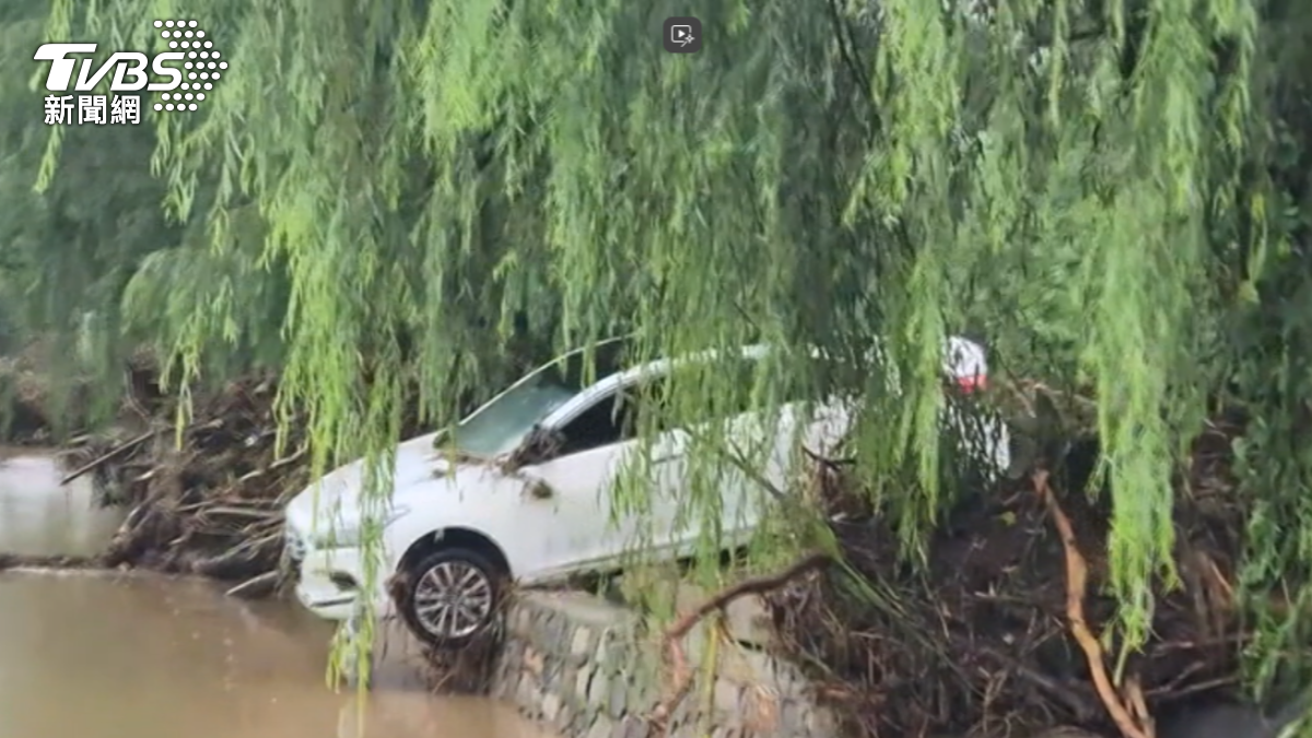 北京七天下了147個小時的雨，汽車遭洪水沖走卡河道邊。（圖／TVBS）