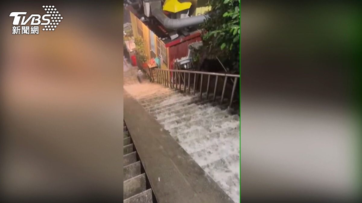 鼓山區登山步道，變成了階梯瀑布，大量雨水不斷從上方宣洩而下。（圖／TVBS）