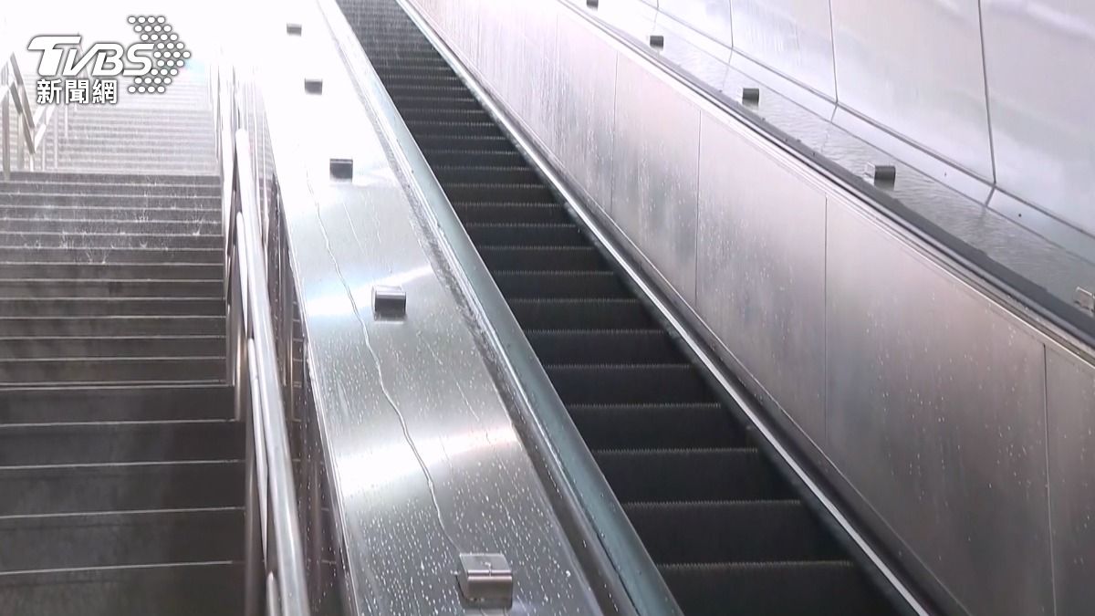 高雄捷運前金站，出口沒有遮陽棚，站外下大雨，站內的階梯和手扶梯，全都變成小河一樣。（圖／TVBS）