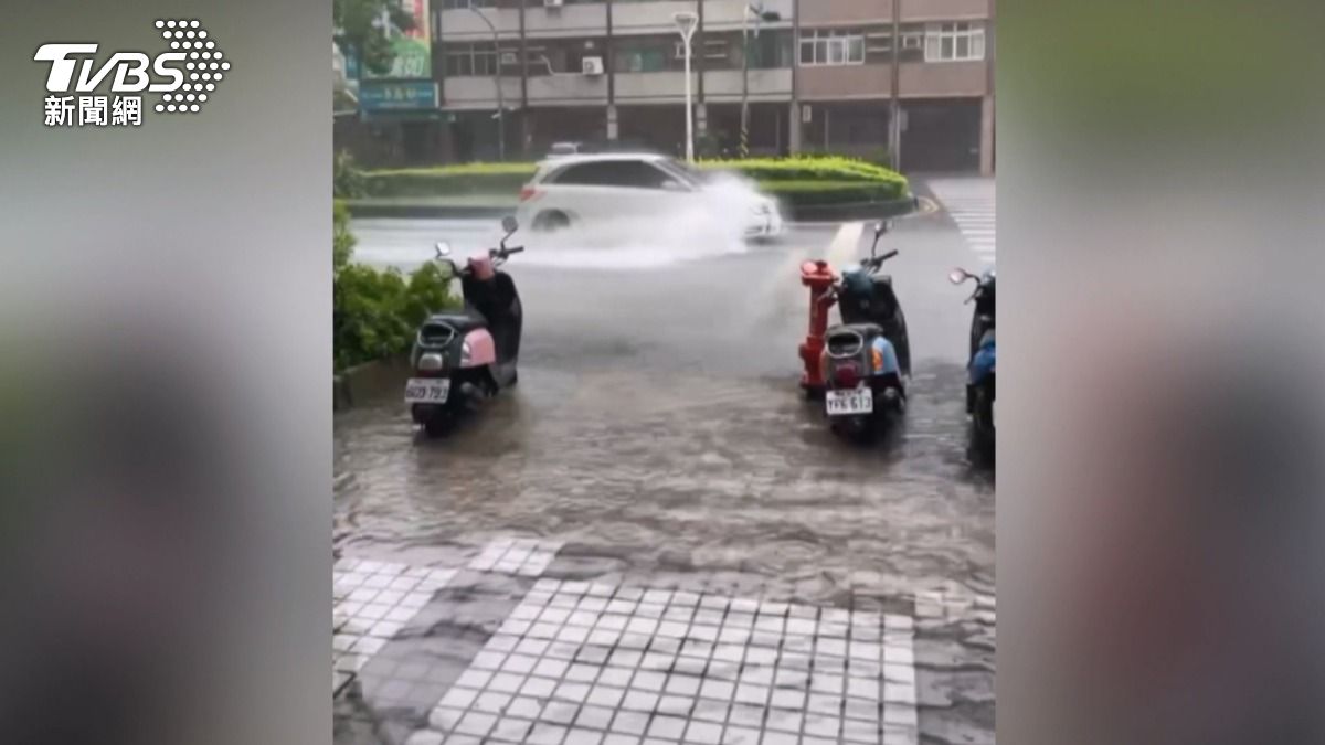 九如四路人行道積水深度到腳踝，車輛經過濺起大片水花。（圖／TVBS）